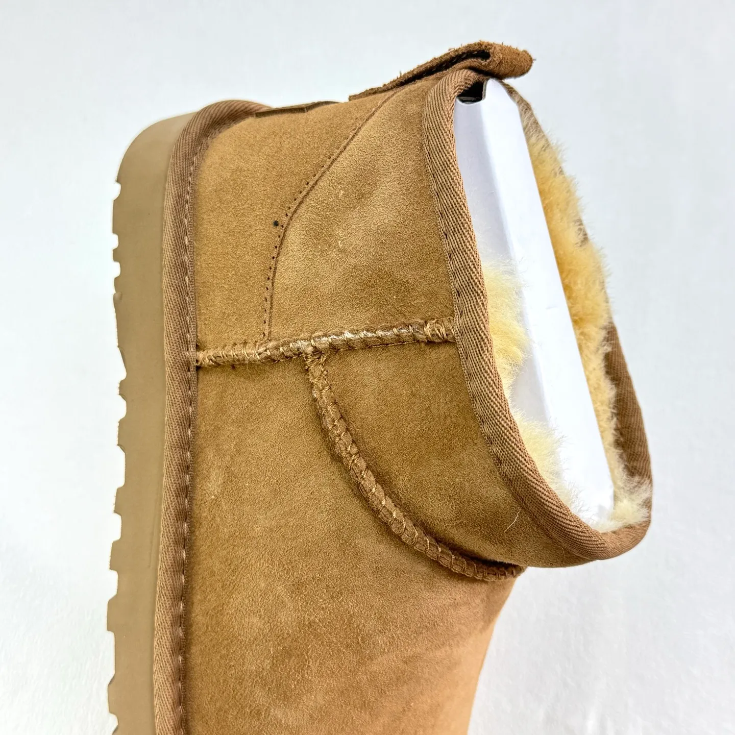 💰380 1116109 UGG Classic Ultra Mini Same style as Zhou Dongyu and Wang Yibo Thin-soled short snow boots Xiaohongshu hot style Wool one-piece mini boots Premium suede upper Delicate feel Wool lining Comfortable and skin-friendly Warm and comfortable so you are not afraid of cold weather Wear-resistant one-piece foam shoe cover EVA soft elastic thick sole Heightening outsole Purchasing level Essential winter snow boots Size: 35 36 37 38 39 40 41 42 43 44 45